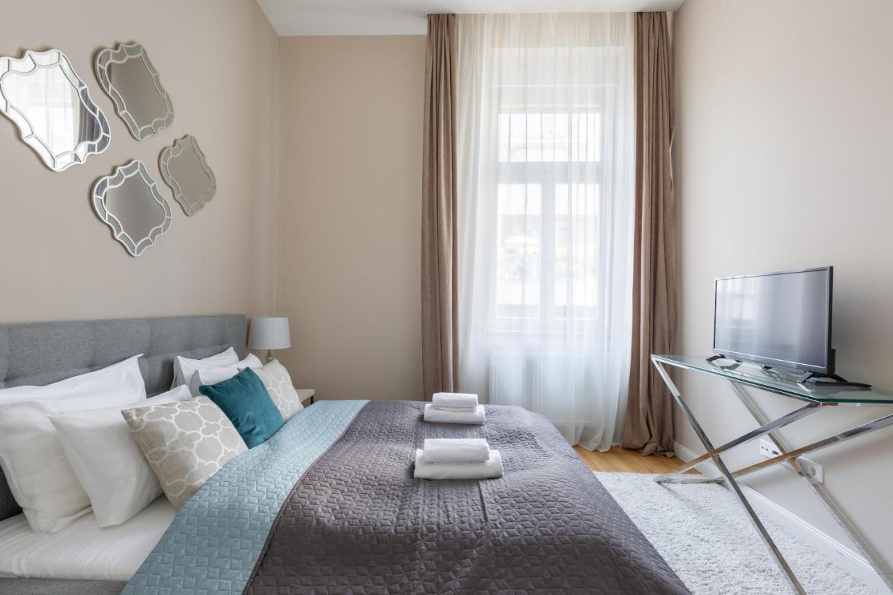 Lovely 2-Bedroom Apartment At The Vaci Street Будапеща Екстериор снимка