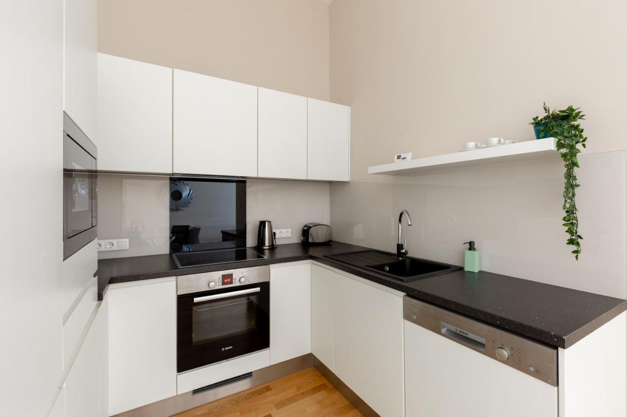 Lovely 2-Bedroom Apartment At The Vaci Street Будапеща Екстериор снимка