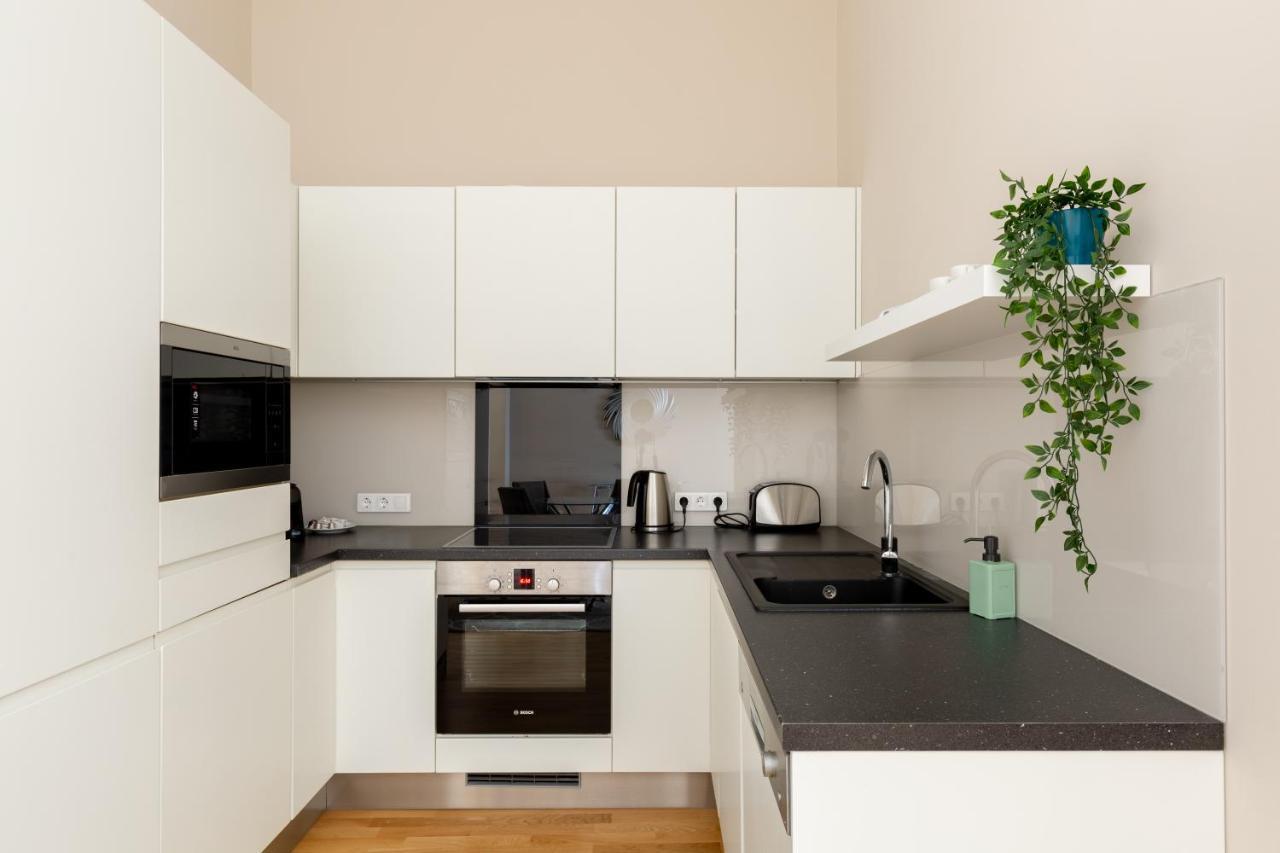 Lovely 2-Bedroom Apartment At The Vaci Street Будапеща Екстериор снимка