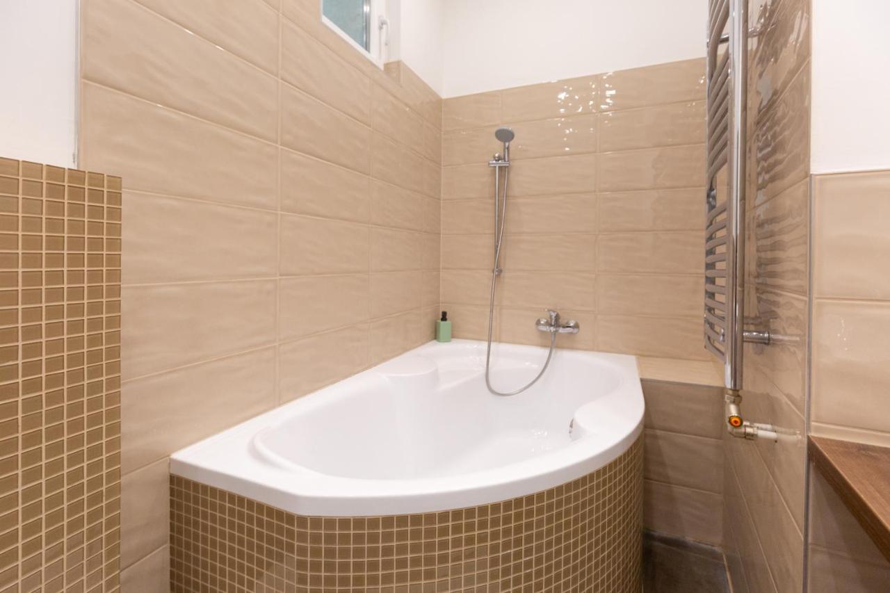 Lovely 2-Bedroom Apartment At The Vaci Street Будапеща Екстериор снимка